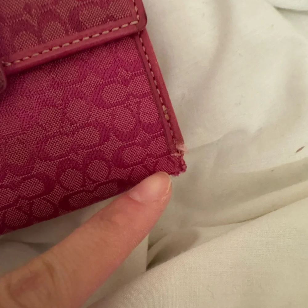Pink bifold coach wallet - Picture 3 of 9